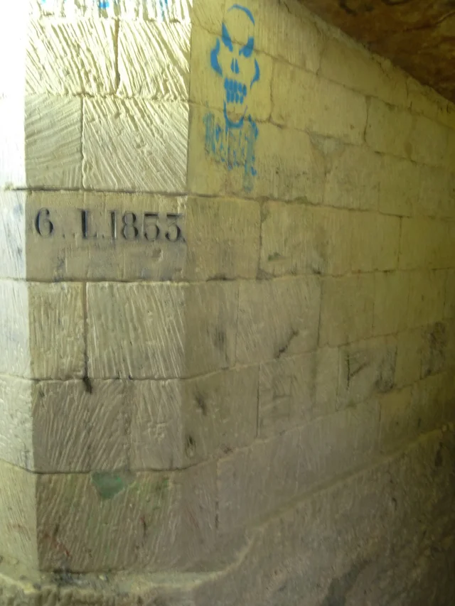 Inscription indiquant date et inspecteur à l'origine de la confortation