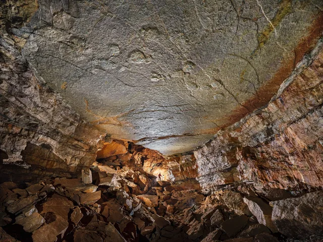 grotte de Castelbouc n°4, en Lozère, des empreintes fossiles de sauropodes au plafond