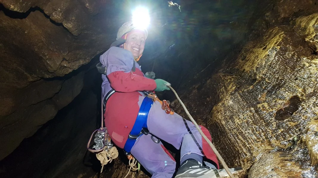 Anne nous esquisse un sourire de désespoir