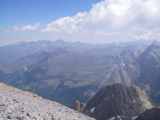 Photo prise du sommet du taillon vers le coté Français