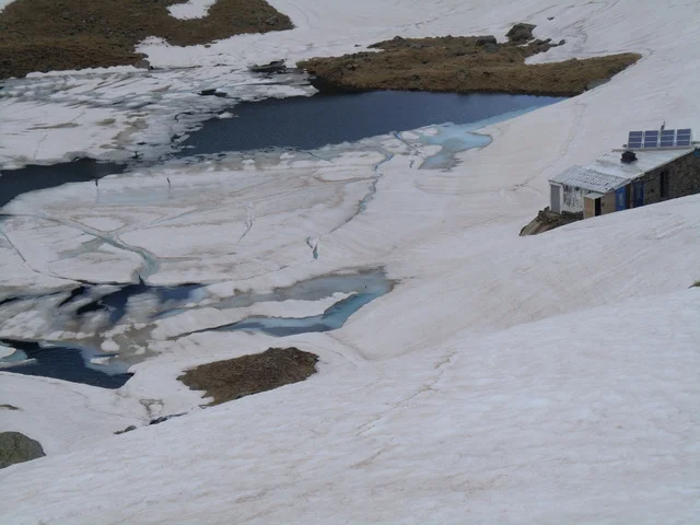 La neige a fondu près du refuge