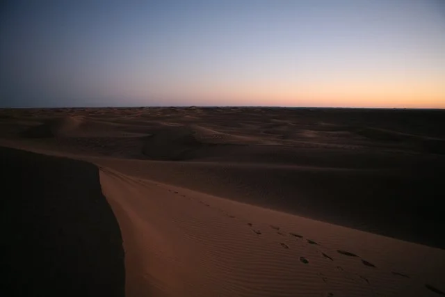 Quand la nuit tombe, le desert devient froid