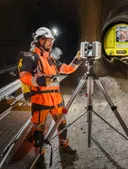 Joffrey, technicien terrain, utilisant un scanner 3D dans un tunnel.
