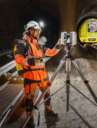 Joffrey, technicien terrain, utilisant un scanner 3D dans un tunnel.
