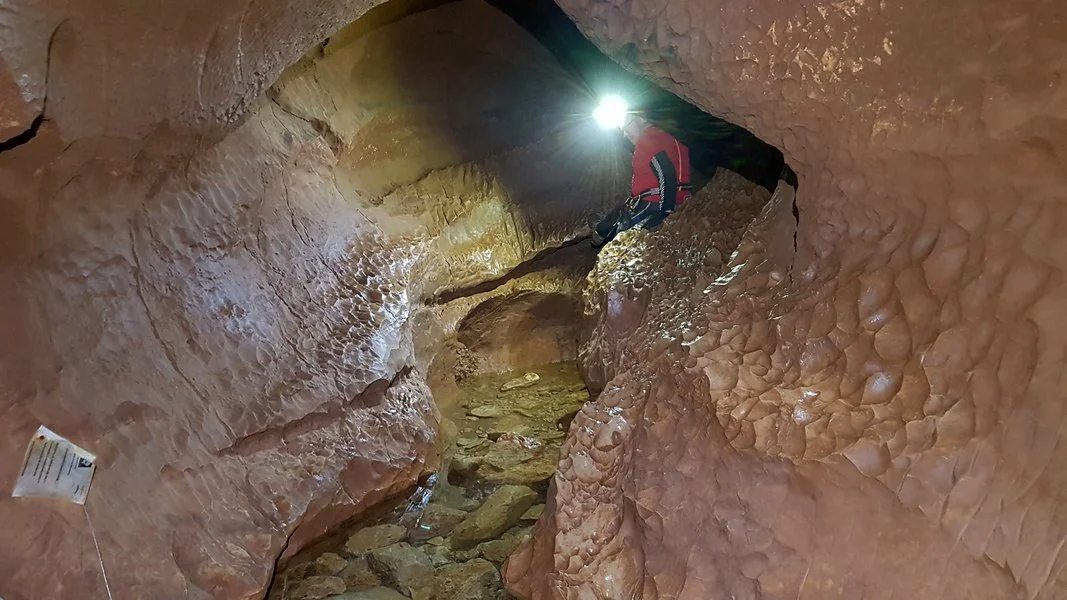 Seb observe les cupules d'érosion