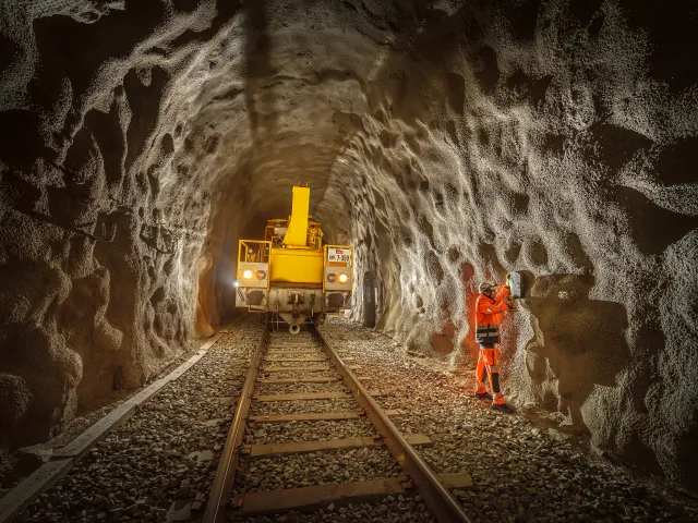 Opérateur réalisant un accompagnement technique et environnemental dans un tunnel ferroviaire.