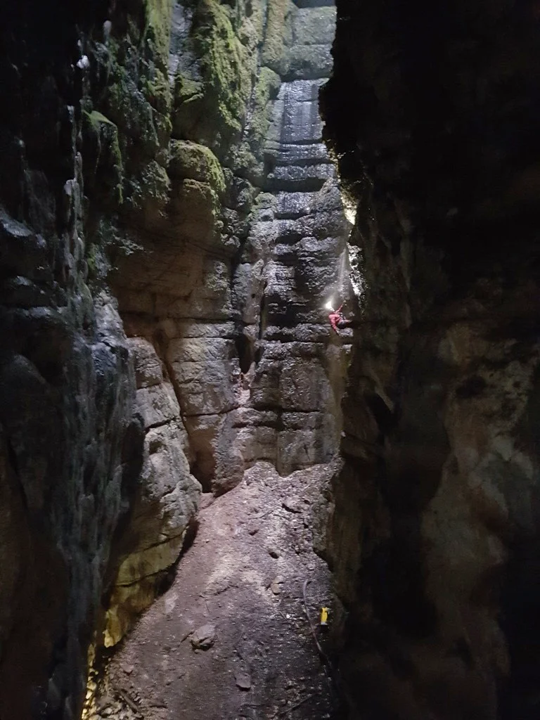 Puit d'entrée vu de l'escalade