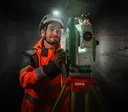 Jimmy, technicien terrain, aux côtés d’un scanner 3D.