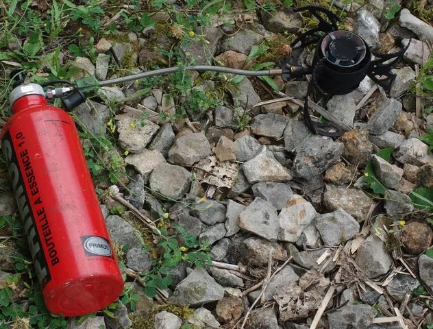 Réchaud et sa bouteille de combustible 1 litre