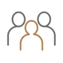 Trois personnes symbolisant l’assistance et la collaboration.