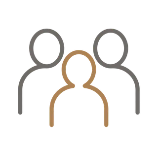 Trois personnes symbolisant l’assistance et la collaboration.