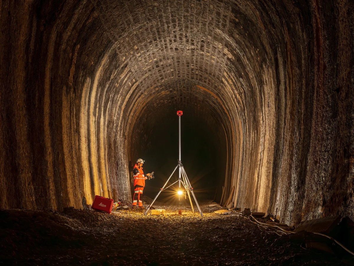 Un opérateur prépare un instrument de mesure dans un tunnel.