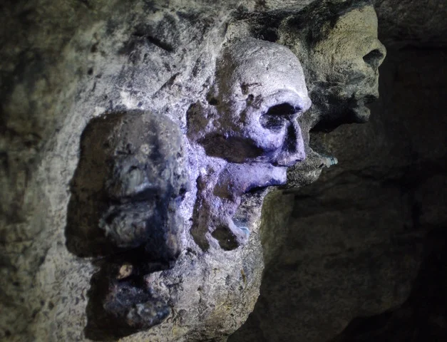 Visages scultés dans la masse