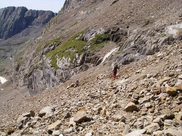 Montée dans le dédale rocheux qui mène au Posets