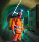 Étienne, référent Lozère et Aveyron, dans un tunnel éclairé en vert.