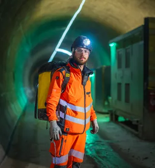 Étienne, référent Lozère et Aveyron, dans un tunnel éclairé en vert.