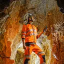 Damien, spécialiste de l’environnement, dans une cavité rocheuse.