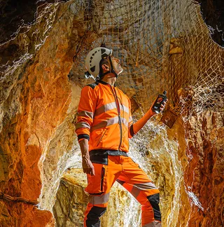 Damien, spécialiste de l’environnement, dans une cavité rocheuse.