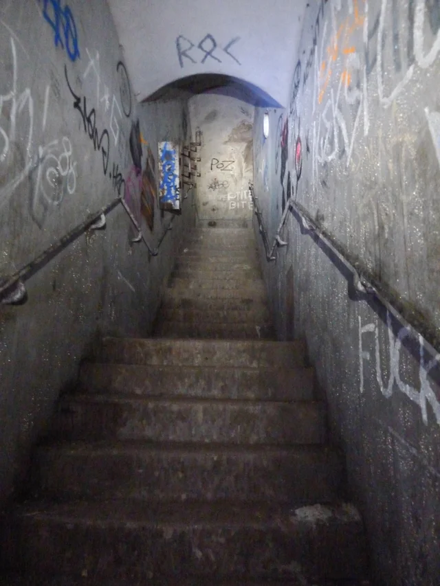 Il existe aussi des escaliers menant vers la surface (celui-ci est bouché)