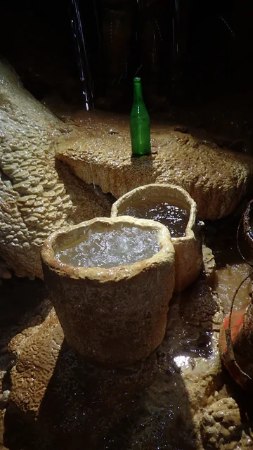 Plusieurs centimètres de calcite sur le métal
